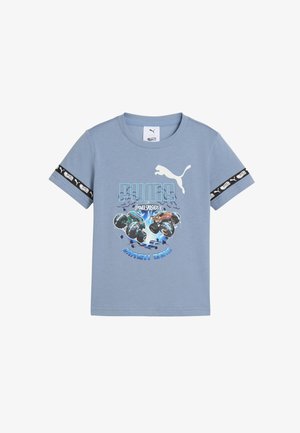 Camiseta para niños de color azul claro con el logo de Puma, camiones monstruo chocando en el centro y cinta de marca Puma en las mangas.