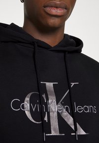 Calvin Klein Jeans SEASONAL MONOLOGO REGULAR HOODIE - Camisola - black