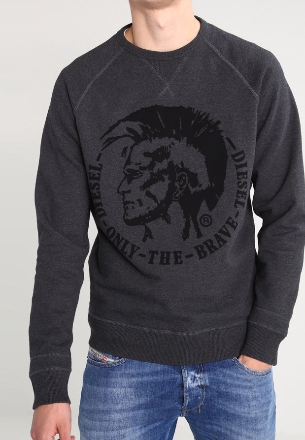 Mörkgrå sweatshirt med ribbad mudd, med en stor svart grafisk bild av en mans profil och texten "DIESEL ONLY THE BRAVE".