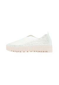 Zapato sin cordones en material de punto blanco con un acabado texturizado, que presenta una suela estriada de color claro y sutiles detalles metálicos.
