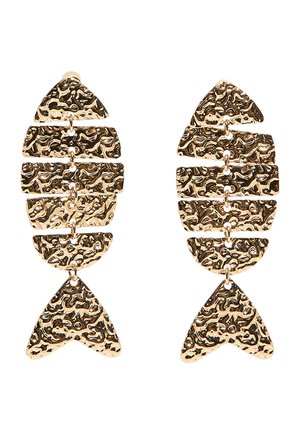 Para teksturowanych kolczyków w złotym odcieniu, z których każdy składa się z sześciu nieregularnych, połączonych segmentów geometrycznych przypominających kształty ryb.