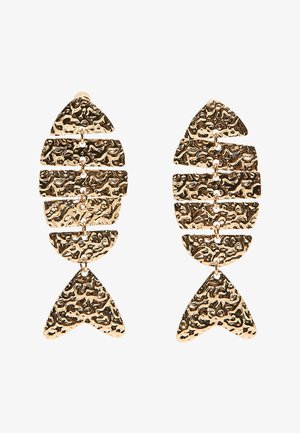 Paar texturierte Ohrhänger in Goldoptik, jeweils mit sechs unregelmäßigen, verbundenen geometrischen Segmenten, die Fischformen ähneln.