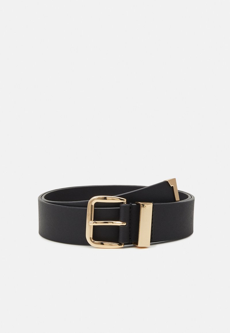 Cinto de couro preto com uma fivela retangular dourada e laço, apresentando uma textura suave e um design clássico.