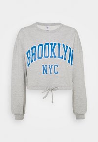 Felpa corta grigia con maniche lunghe, decorata con il testo blu "BROOKLYN NYC". Coulisse sul bordo, texture morbida e polsini a costine.