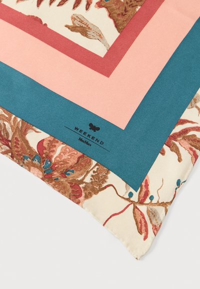 Γωνία ενός φουλαριού με λουλουδάτο μοτίβο, με κόκκινες, ροζ και τιρκουάζ περιμετρικές γραμμές και μαύρο λογότυπο πεταλούδας με το κείμενο "WEEKEND MaxMara".