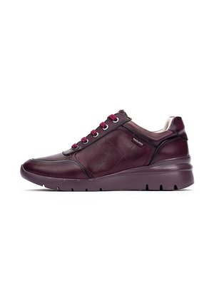 Baskets en cuir bordeaux avec panneaux texturés, bout rond, col rembourré, lacets contrastants et semelle rembourrée pour le confort.