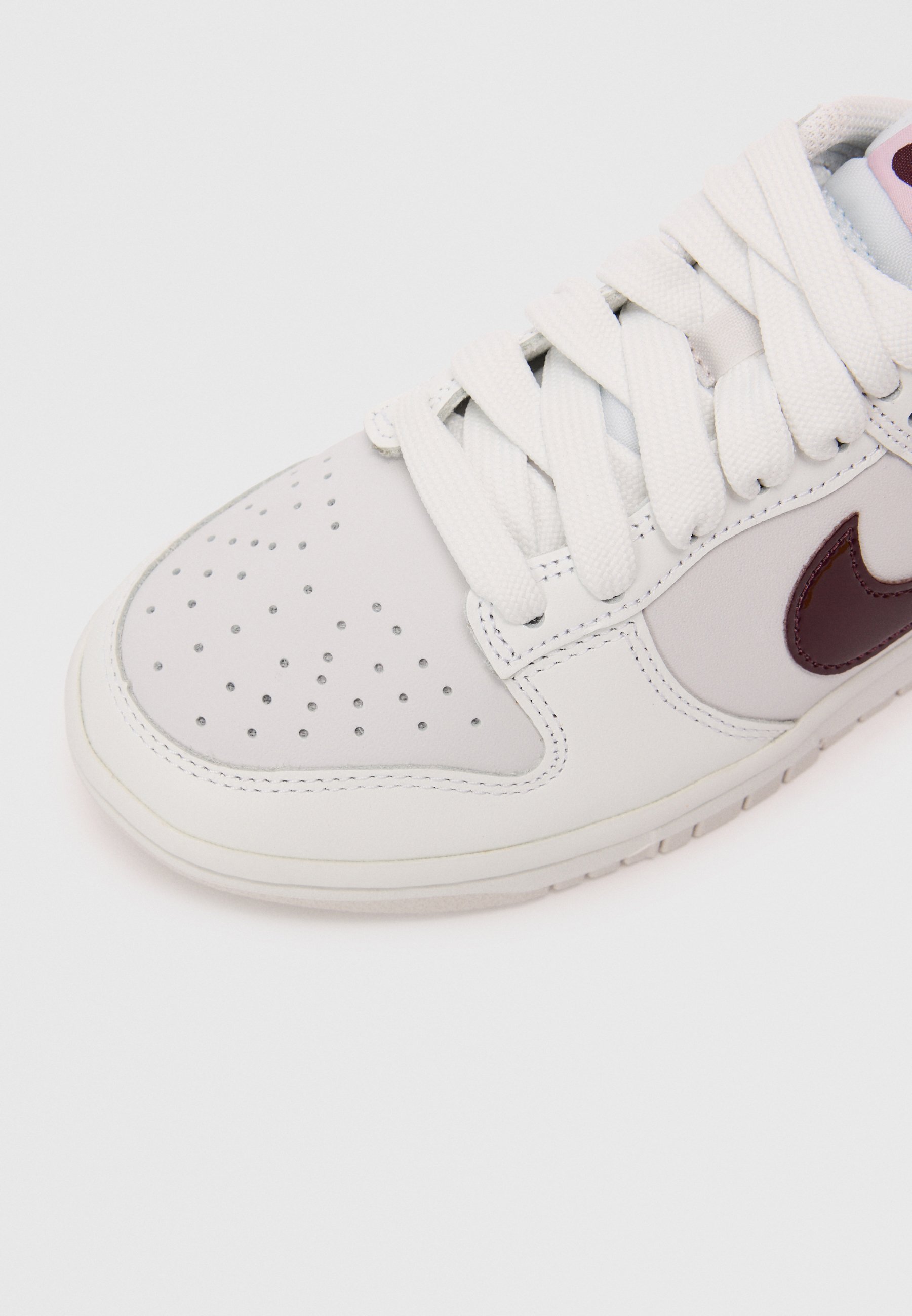 dunk low white laces