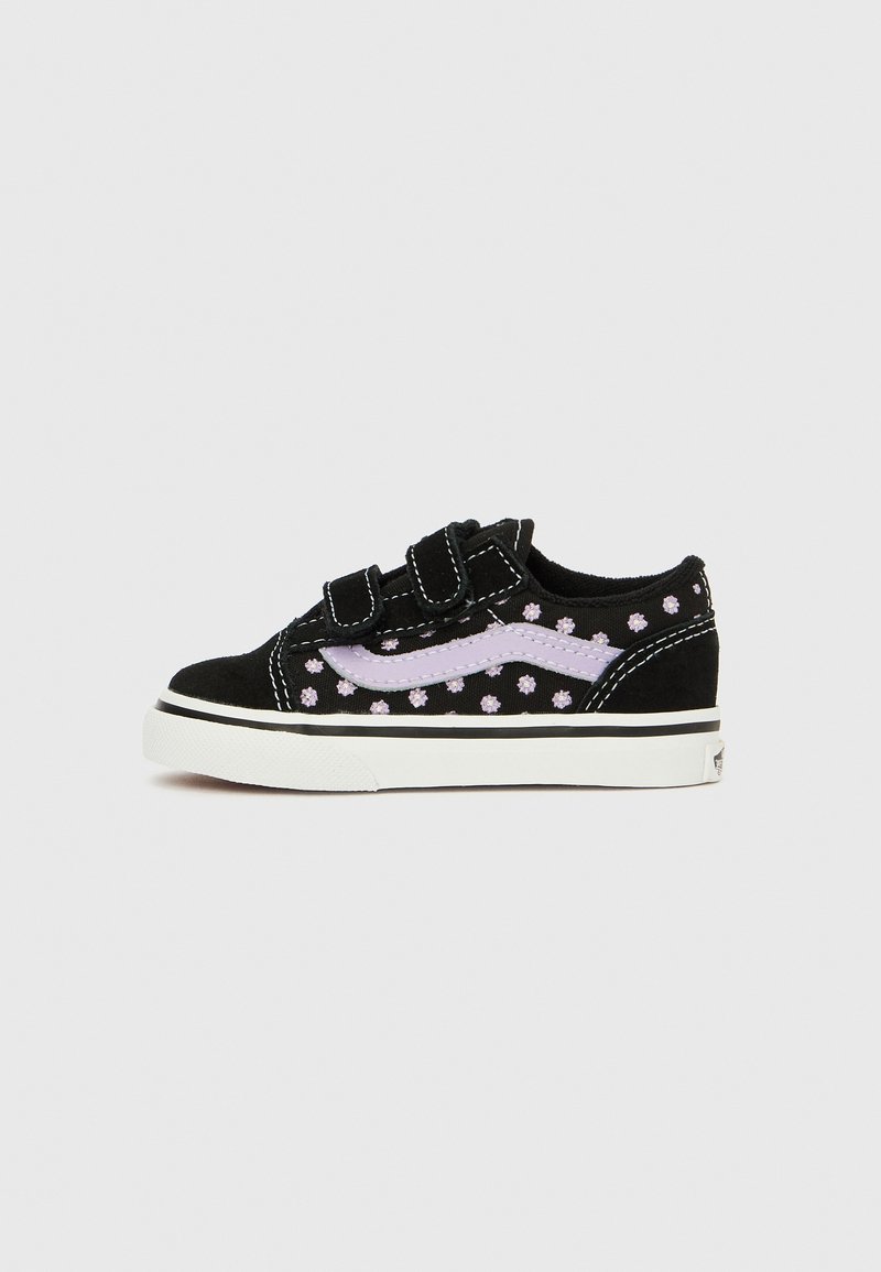 Sneaker in camoscio nero con suola in gomma bianca. Presenta un motivo a puntini viola e una striscia laterale viola a contrasto. Strappi regolabili in Velcro.
