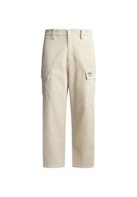 Beige corduroy cargobroeken hebben zijzakken, een knoopsluiting aan de voorkant en een gestikt logolabel op het rechterbeen. Rechtesnit.