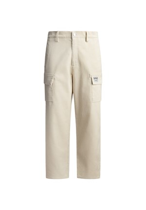 Beige corduroy cargobroeken hebben zijzakken, een knoopsluiting aan de voorkant en een gestikt logolabel op het rechterbeen. Rechtesnit.