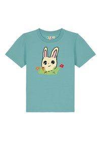 Minzgrünes T-Shirt mit kurzen Ärmeln, das einen Cartoon-Hasen mit großen Augen und rosa Ohren zeigt, vor einem grünen Hintergrund mit Gras, Blumen und Eiscreme.
