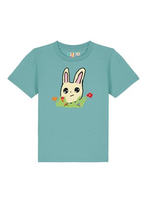 Minzgrünes T-Shirt mit kurzen Ärmeln, das einen Cartoon-Hasen mit großen Augen und rosa Ohren zeigt, vor einem grünen Hintergrund mit Gras, Blumen und Eiscreme.