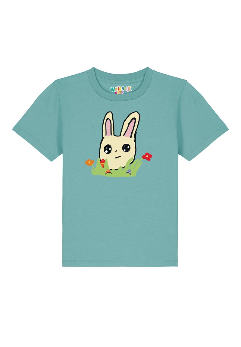 Minzgrünes T-Shirt mit kurzen Ärmeln, das einen Cartoon-Hasen mit großen Augen und rosa Ohren zeigt, vor einem grünen Hintergrund mit Gras, Blumen und Eiscreme.