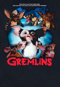 Tričko s centrálním bílým a hnědým gremlinem s velkýma ušima. Kolem jsou různé stylizované gremliny na tmavém pozadí. Text "GREMLINS" je tučně napsaný červenou barvou na spodní části.