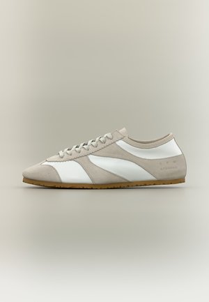 Baskets basses avec empiècement en daim beige, panneaux en cuir blanc, lacets beiges et semelle en gomme, vues de profil sur fond neutre.