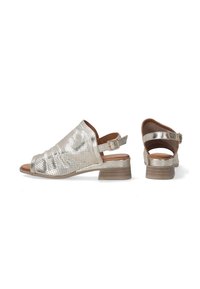 Metalliske sølv slingback sandaler med perforeret overflade, plisseret overdel og blokhæle. Har en justerbar ankelrem og glat indersål.