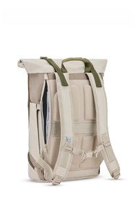 Barna roll-top hátitáska zöld pántokkal, párnázott hálós hátrésszel, állítható pántokkal és oldalsó cipzárral a könnyű hozzáférés érdekében.