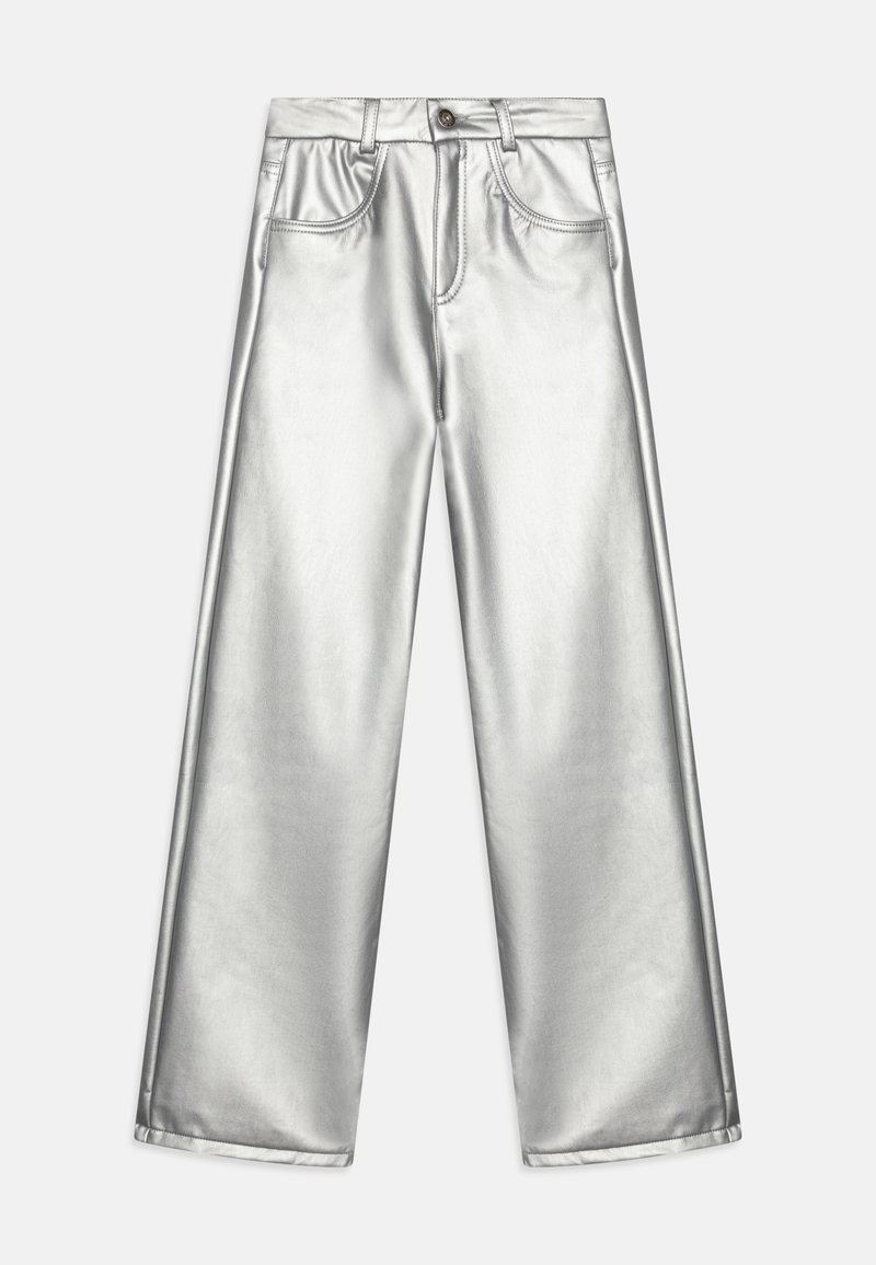 Jeans largos prateados metálicos com uma textura suave, bolsos frontais ligeiramente desbotados e fecho de botão.