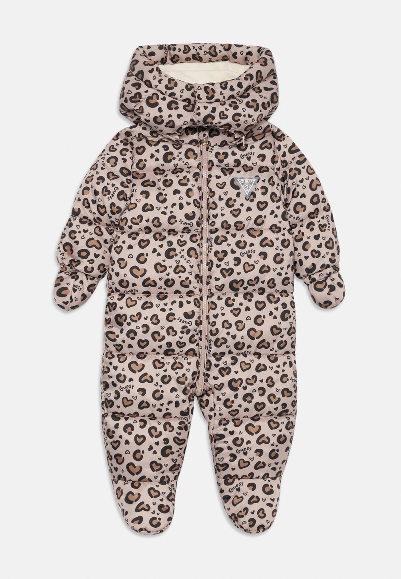 Combinaison de neige rembourrée pour bébé en rose, avec capuche, moufles attachées, protections pour les pieds, et motif léopard agrémenté de petits cœurs et logos "Guess".