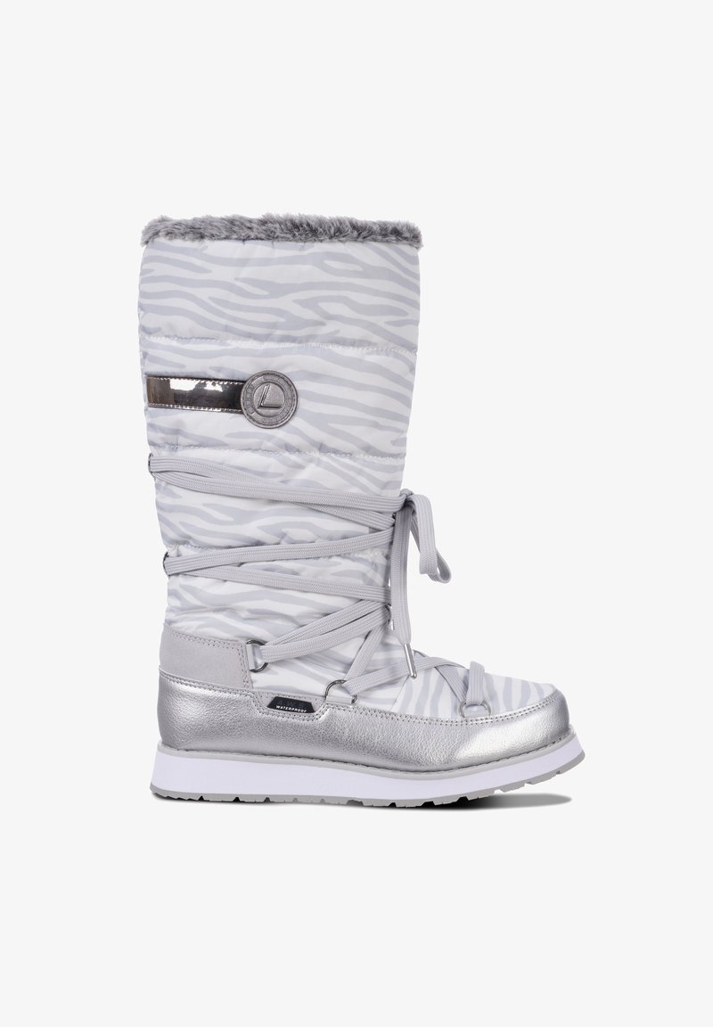 Botas impermeables en gris y blanco con patrón de cebra, con parte superior de pelo sintético, acentos plateados y una sección inferior texturizada. Presentan cordones ajustables.