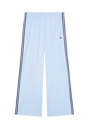 Jasnoniebieskie spodnie o szerokich nogawkach z granatowymi podwójnymi paskami po bokach i elastyczną talią, z małym logo Champion na prawym kieszeni.