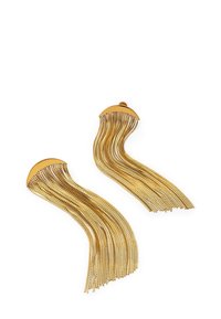 Pendientes de cadena de metal dorado con una parte superior curva y mechones en cascada. La longitud aproximada y la textura entrelazada crean movimiento y elegancia.
