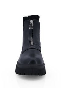 Botas de tobillo de cuero negro con un collar ribeteado, cremallera frontal y suela de goma texturizada, que presentan un acabado suave y punta redonda.