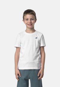 T-shirt bianco in cotone con maniche corte, scollatura rotonda e logo blu sul lato sinistro del petto. Texture liscia, design semplice.