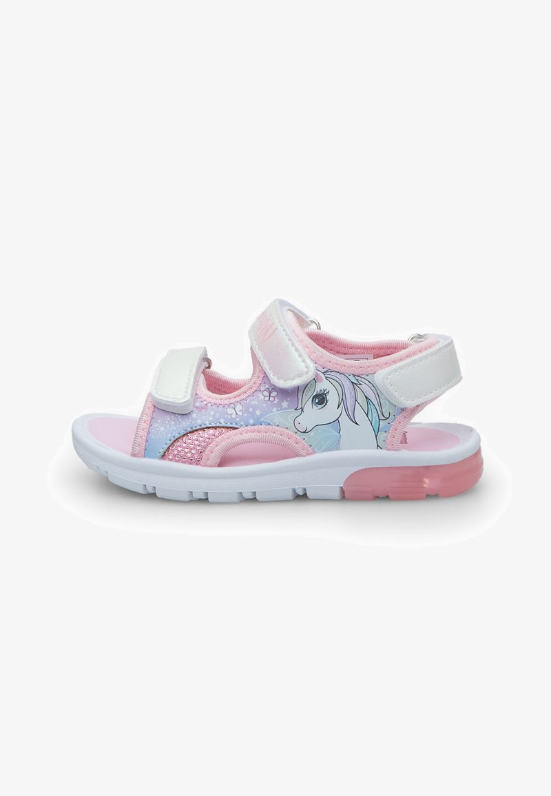 Roosa ja valge laste sandaalid reguleeritavate rihmadega, millel on ükssarviku graafika ja sädelevad aksessuurid heledal pastell-taustal.
