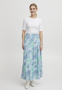 Blommig maxiklänning med en vit figursydd överdel, som har en lager-på-lager blå och grön mönstrad kjol. Slät tyg och ankel-lång design.