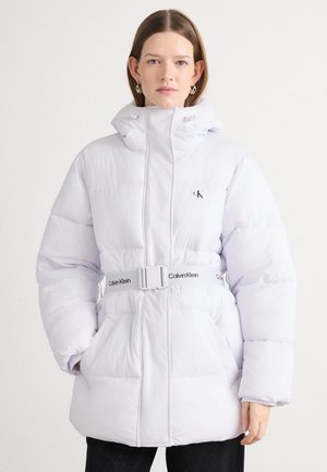Gevoerde witte jas met een hoge kraag, riem met "Calvin Klein" logo en zijzakken. Soepele textuur en gestikt ontwerp.