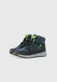Chaussures de randonnée mi-hautes en bleu marine et noir, avec des accents vert lime, des matériaux texturés, un embout renforcé et une semelle en caoutchouc.