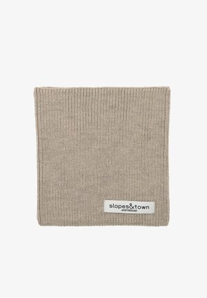 Beige gebreide nekgaiter met ribbelstructuur en gestikt label "slopes&town AMSTERDAM" in zwart op een witte achtergrond.
