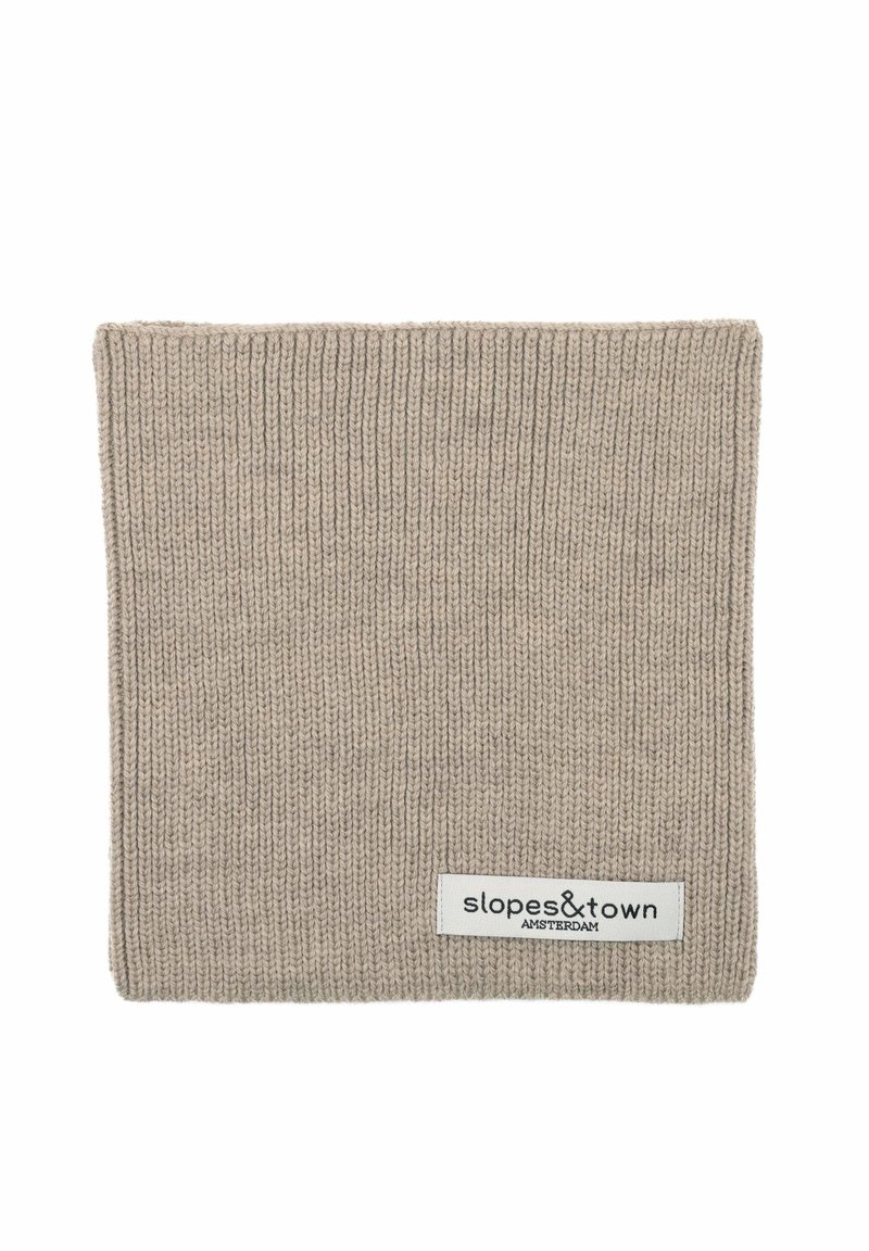Gaiter da collo in maglia beige con texture a coste e etichetta ricamata "slopes&town AMSTERDAM" in nero su sfondo bianco.