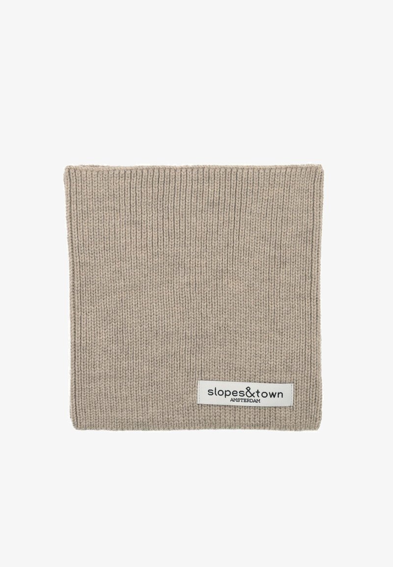 Gaiter da collo in maglia beige con texture a coste e etichetta ricamata "slopes&town AMSTERDAM" in nero su sfondo bianco.