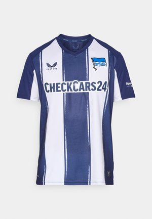 Blaue und weiße gestreifte Fußballtrikot mit V-Ausschnitt. Mit Logos von Castore und Hertha BSC versehen; leichtes Material mit sportlicher Textur.