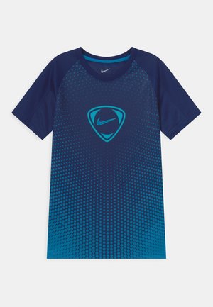 Tyrkysové sportovní tričko námořnické modré barvy s gradientním tečkovaným vzorem přecházejícím do tyrkysové, se středovým logem Nike ve tvaru štítu. Krátké rukávy.