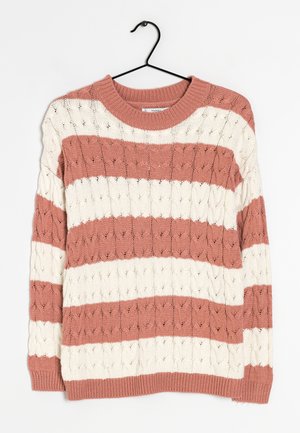 Pull en tricot avec des rayures alternées rose et blanches, présentant un motif en torsade et un col rond côtelé. Suspendu à un crochet noir.