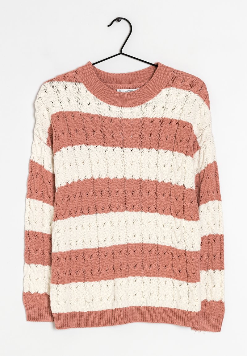 Strickpullover mit abwechselndem Rosa- und Weißstreifen, mit einem Zopfmuster und einem gerippten Rundhalsausschnitt. Hängt an einem schwarzen Haken.