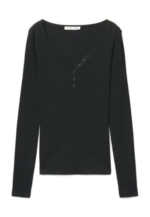 Maglia nera a costine con maniche lunghe, collo a giro e cinque piccoli bottoni sulla patta frontale.