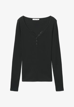 Maglia nera a costine con maniche lunghe, collo a giro e cinque piccoli bottoni sulla patta frontale.