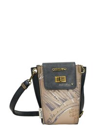 Borsa a tracolla con un design nero e beige, caratterizzata da una parte anteriore a motivo, hardware dorato e una tracolla regolabile. Sono visibili superfici testurizzate.