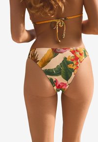 Virágmintás bikini alsó élénk színekben, hálós textúrával, magasan kivágott dizájnnal és oldalt megkötős csomózással.