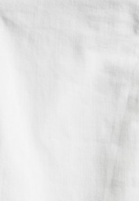 Jednoduchá bílá látka s hladkým, matným povrchem, vykazující minimální vrásky a rovnoměrné rozložení barvy po celém povrchu.