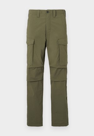 Pantaloni cargo verde oliva realizzati in tessuto leggero, con numerose tasche anteriori e laterali, gambe dritte e vestibilità standard in vita.