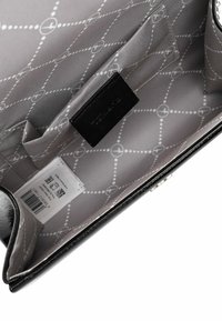 Portefeuille en cuir noir avec un intérieur en tissu gris présentant un motif en grille. Comprend une étiquette et plusieurs compartiments pour l'organisation.