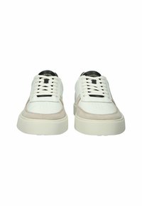 Bílé kožené tenisky s béžovými semišovými akcenty, kulatá špička, plochá podrážka a černý jazyk s brandingem; perforované detaily na boxu špičky.