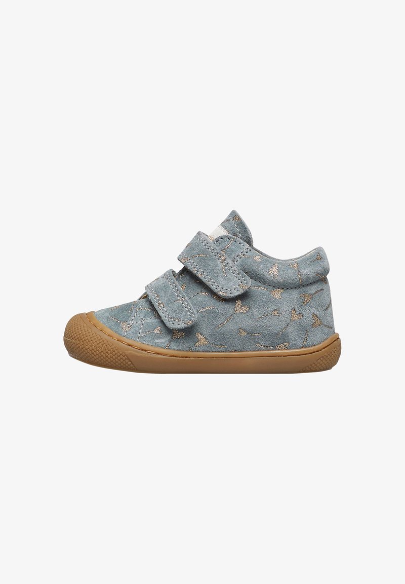 Scarpa in suede blu con motivo a cuore dorato, doppie chiusure in Velcro, punta arrotondata e suola in gomma. Design compatto adatto all'abbigliamento per bambini.