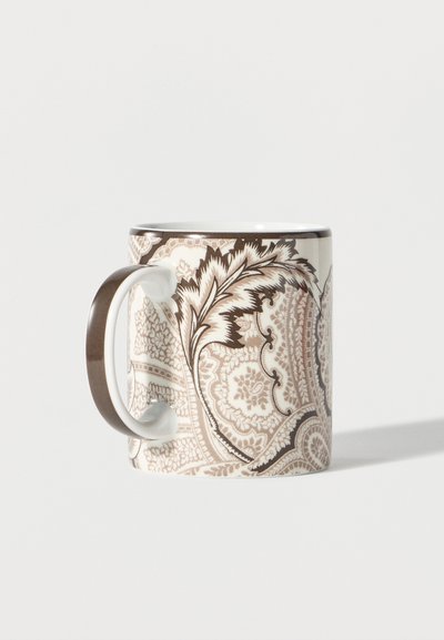 Tasse en céramique avec des motifs floraux et cachemire détaillés en beige et marron, et une anse marron sur un fond blanc.