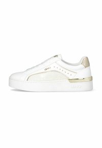 Sneakers bianchi con un pannello laterale testurizzato, dettagli dorati e una suola bianca spessa. Presentano una chiusura con lacci e piccoli rivetti decorativi.